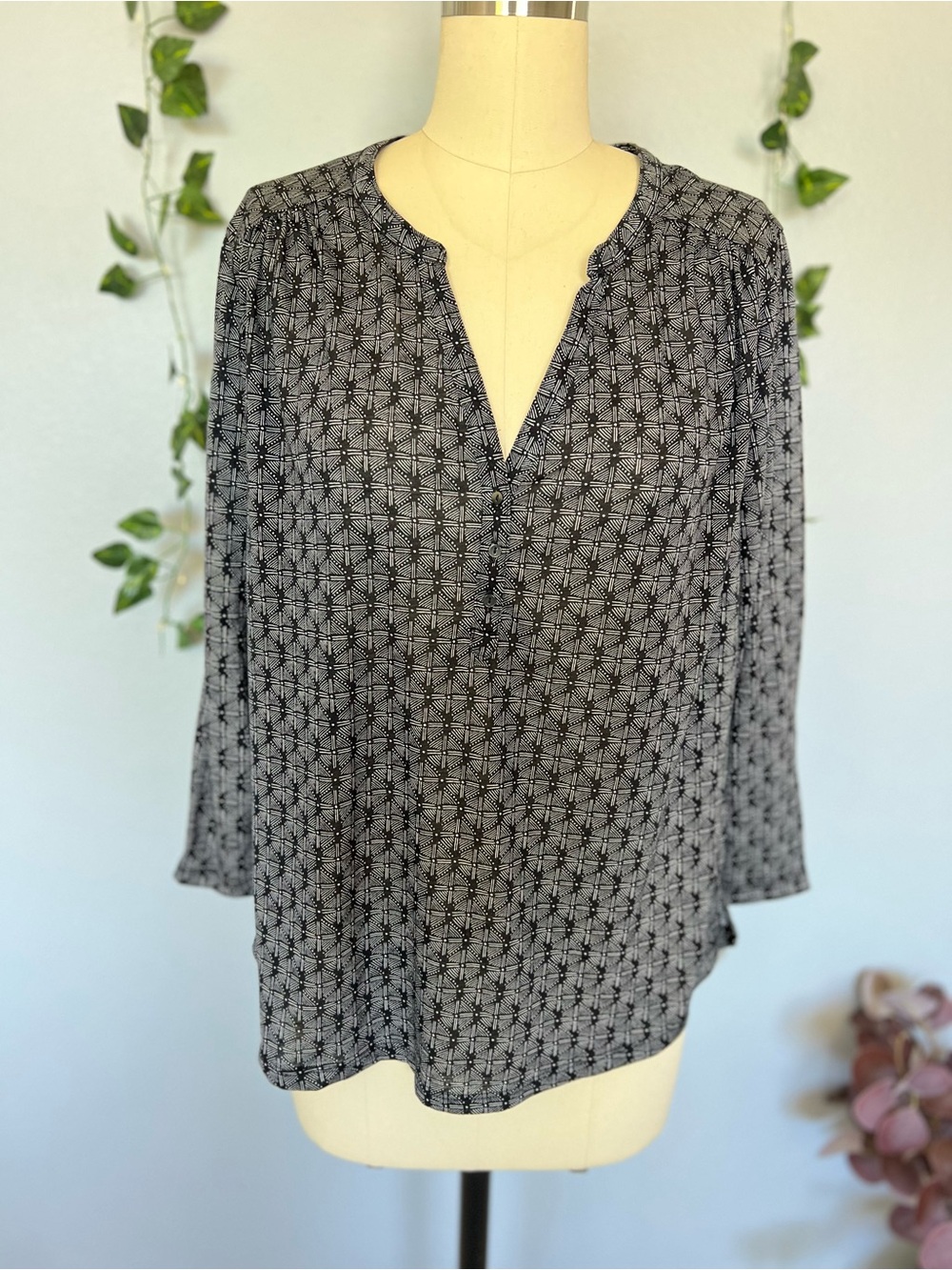 H&M Black White Geometric Print V-Neck Blouse M